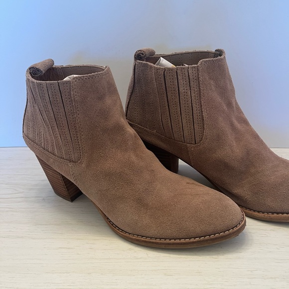 Dolce Vita Ankle Boot Bootie Size 8 Taupe Beige Suede Slip On Mid Heel 2.5. - Picture 2 of 14